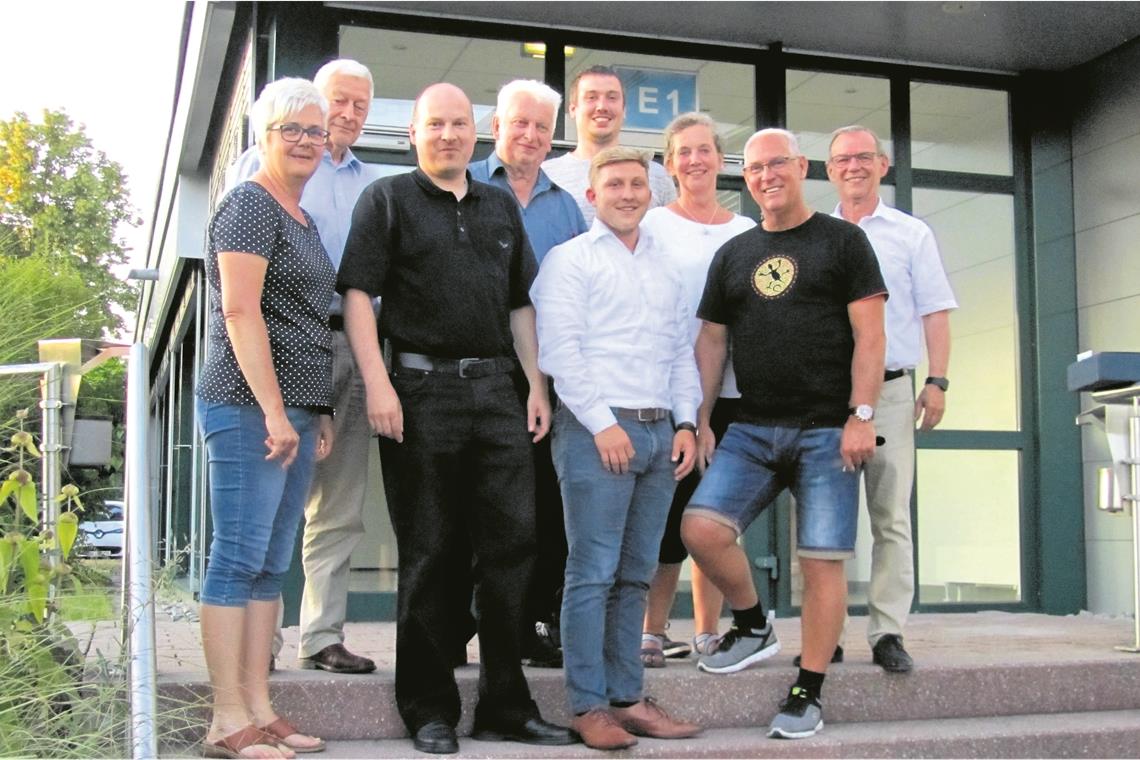Gleich neun Gemeinderäte scheiden aus ALLMERSBACH IM TAL (sas). Gleich neun Räte scheiden aus dem Allmersbacher Gemeinderat aus. Ralf Wörner, Bürgermeister der Gemeinde Allmersbach im Tal (rechts), dankte ihnen für ihre langjährige ehrenamtliche Tätigkeit, überreichte ihnen eine Urkunde, einen City-Einkaufsgutschein, Wein für die Männer und Blumen für die Frauen. So verabschiedete er in der vergangenen Sitzung Dorothee Bürkle (nach zehn Jahren), Armin Heigoldt (nach 35 Jahren), Ingo Jobke (nach 20 Jahren), Jürgen Burr (nach fünf Jahren), Felix Fischer (nach fünf Jahren, alle Unabhängige Wählervereinigung); Moritz Wahl (nach fünf Jahren), Sabine Reinhardt (nach fünf Jahren) und Harald Braun (nach 15 Jahren, alle Neue Liste Allmersbach-Heutensbach). Es fehlt Ingrid Kurz (NLAH), die aus privaten Gründen nicht kommen konnte. Sie war 25 Jahre als Gemeinderätin tätig. Besonders dankte Wörner Armin Heigoldt, der am allerlängsten Mitglied des Gemeinderats ist, nämlich seit 1984. Ganze siebenmal wurde er gewählt, war mehrmals Stimmenkönig. Als stellvertretender Bürgermeister sei er stets zur Stelle gewesen, auf ihn sei immer Verlass. „Sie werden eine Lücke im Gemeinderat hinterlassen. Und Sie werden mir persönlich fehlen“, ließ Wörner wissen. Foto: privat