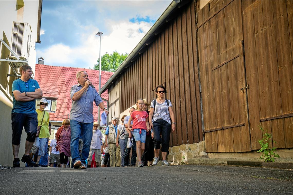 Spaziergang durch die Ortshistorie „Allmersbacher Urgestein“ Walter Winkler führte die Teilnehmer durch die Gassen Allmersbachs und berichtete von deren Geschichte. Fotos: A. Becher