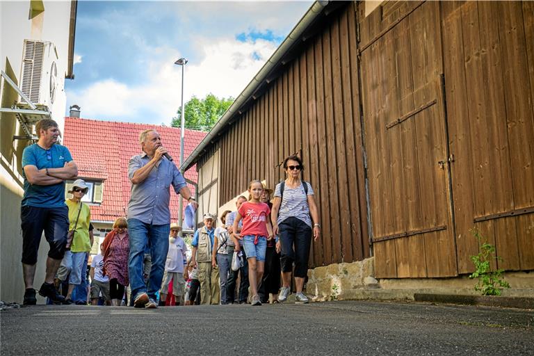 „Allmersbacher Urgestein“ Walter Winkler führte die Teilnehmer durch die Gassen Allmersbachs und berichtete von deren Geschichte. Fotos: A. Becher