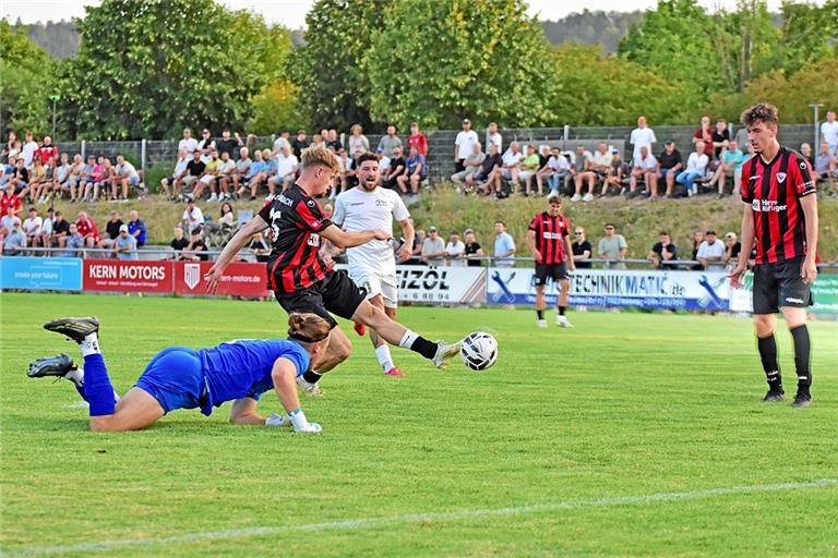 Allmersbachs Angreifer Mario Greiner (am Ball) beschäftigt Waiblingens Defensive um Torwart Philipp Gutsche fast permanent. Einziges Manko: Er trifft nur einmal. Foto: Tobias Sellmaier