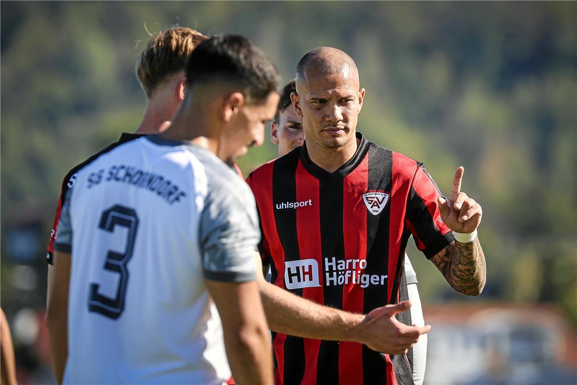 Allmersbachs spielender Co-Trainer Luca Jungbluth kann nach seiner Ampelkarte gegen Oeffingen diesmal nur von Außen Kommandos geben. Foto: Alexander Becher