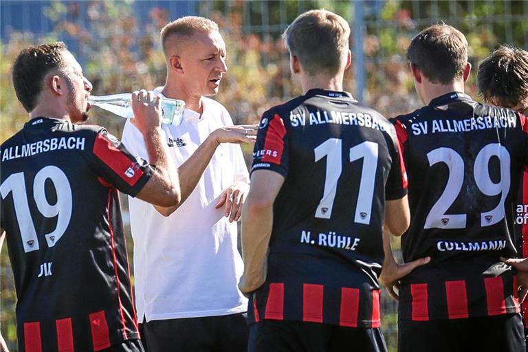 Allmersbachs Trainer Johannes Stanke hat während des Heimspiels gegen Schorndorf viel Gesprächsbedarf mit seinen Fußballern. Zählbares springt nicht heraus. Foto: Alexander Becher