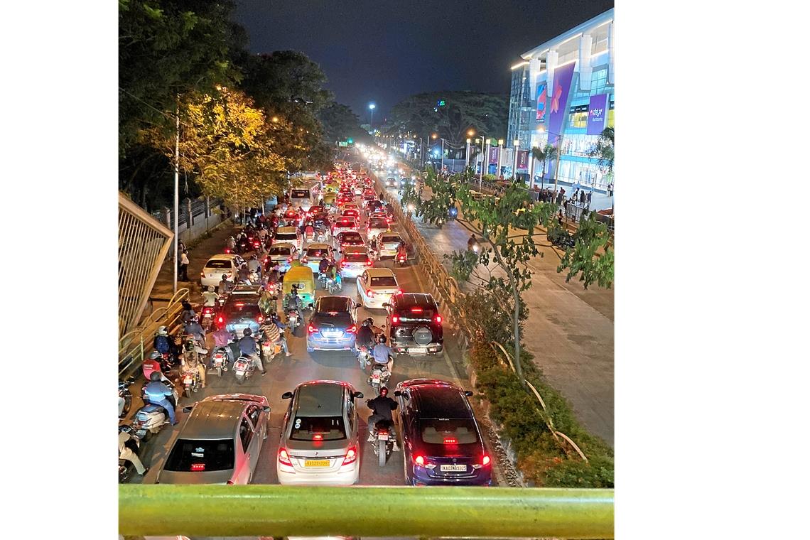 Praktikum in Indien: Eintauchen in eine fremde Kultur Alltägliches Straßenbild der Millionenstadt.