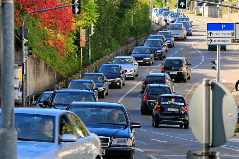 Alltag in Backnang: Am Adenauerplatz stauen sich im Berufsverkehr die Autos.Foto: A. Becher