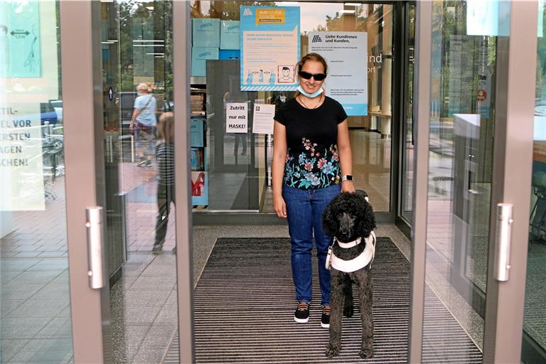 Alltagssituation in Corona-Zeiten am Supermarkteingang: Blinde und Sehbehinderte können Vorschriftsschilder nicht lesen. Foto: A. Palmizi