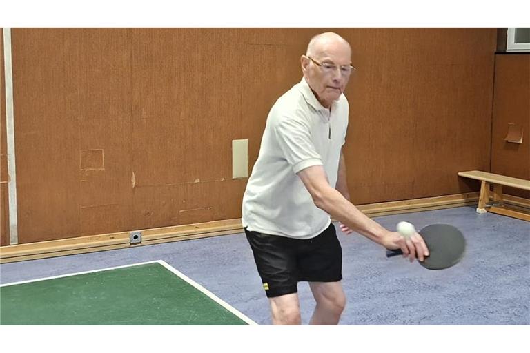Alois Kappus steht mit 90 Jahren noch regelmäßig an der Tischtennisplatte.