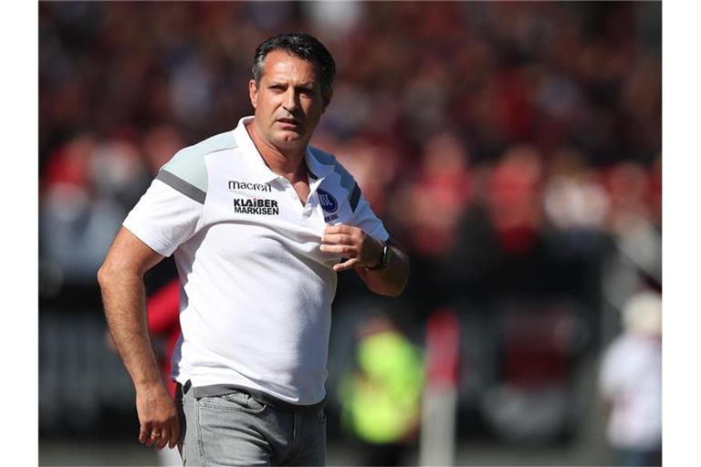 Alois Schwartz, trainer des Karlsruher SC. Foto: Daniel Karmann/Archivbild