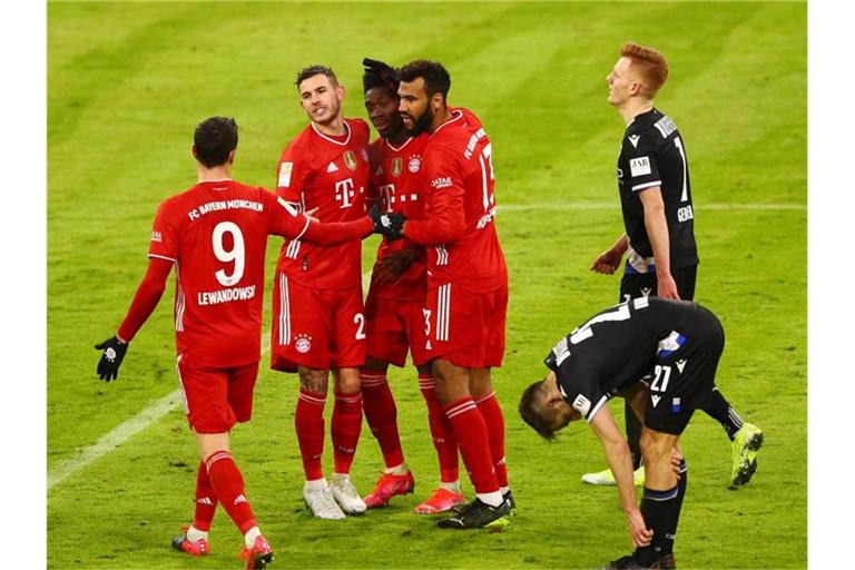 Alphonso Davies (3.vl) rettete dem FC Bayern einen Punkt gegen Aufsteiger Arminia Bielefeld. Foto: Adam Pretty/Getty Images Europe/Pool/dpa