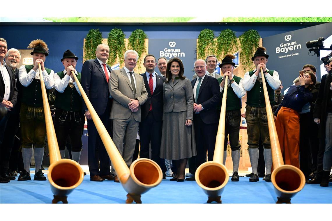 Alphornbläser in der Bayern-Halle waren auch eine Station des Eröffnungsrundgangs.