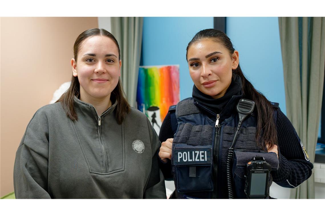 Als Ansprechpartnerinnen für die Betroffenen stehen in den Gewaltschutz-Anlaufstellen Polizistinnen - ausschließlich Frauen - bereit, die für diese Aufgabe besonders fortgebildet wurden - in Köln etwa Polizeimeisterin Maja Schomers (l) und Polizeimeisterin Hicran Aktas (r).