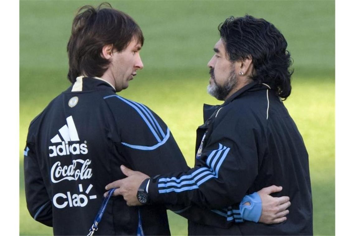 Argentinien und die Fußball-Welt trauern um Diego Maradona Als argentinischer Nationalcoach arbeitete Maradona auch mit Lionel Messi (l). Foto: Johann Hattingh/EPA/dpa