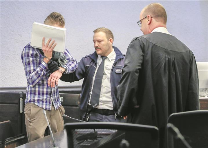 Als „auffallend gefühlskalt“ beschreibt ein Zeuge aus dem Ermittlerteam den Angeklagten Daniel E. (links).Foto: A. Becher