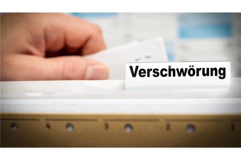 Als belastend empfundene Erfahrungen können Menschen einer Studie zufolge anfälliger für Verschwörungserzählungen machen - allerdings nicht automatisch. Einfluss habe auch die eigene Bewertung.