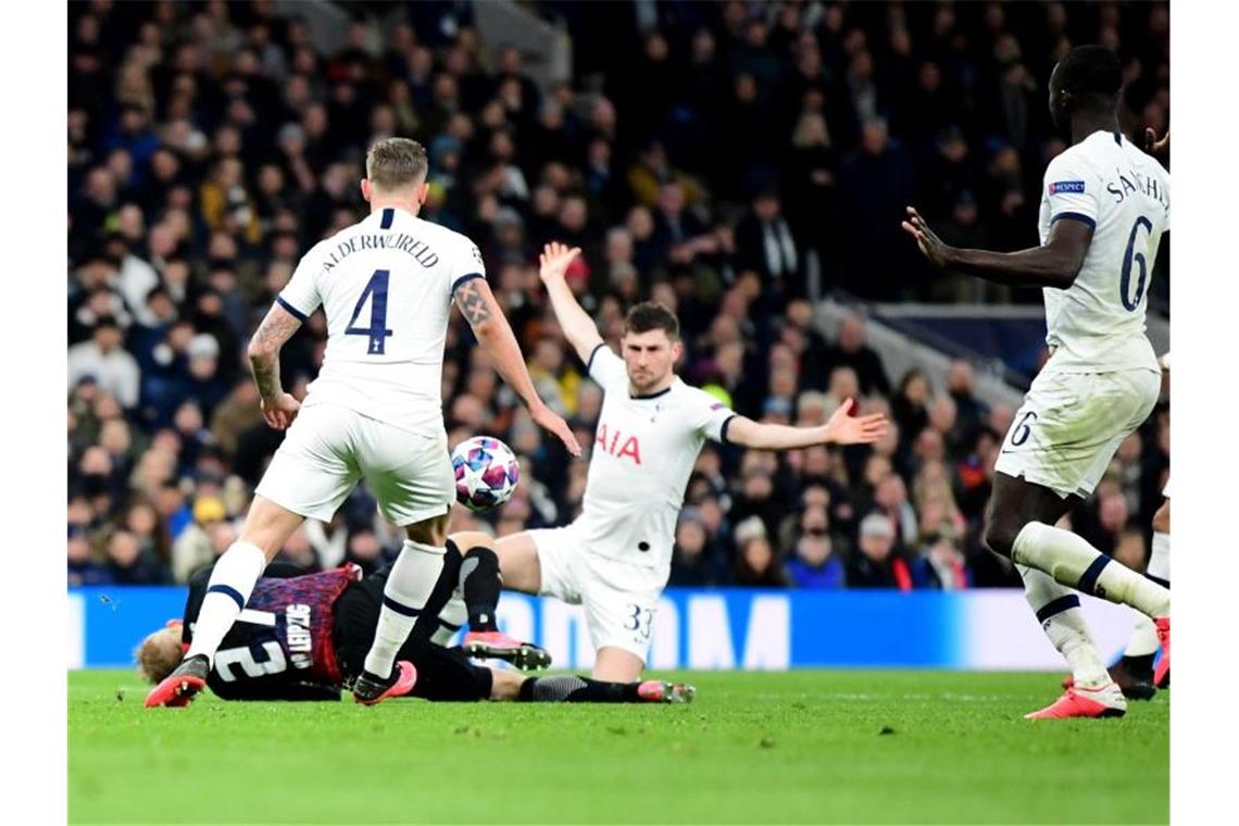 Werner krönt Leipzigs Premiere: Sieg bei Tottenham Hotspur Als Ben Davies (2.v.r.) den Leipziger Konrad Laimer (l.u.) foulte, gab es Strafstoß. Foto: Robert Michael/dpa-Zentralbild/dpa