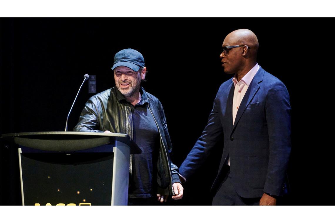 Als besten Dokumentarfilm wählten die Zuschauer "The Road Between Us: The Ultimate Rescue" von Barry Avrich - hier der Regisseur (links) mit Filmfestival-Chef Cameron Bailey.