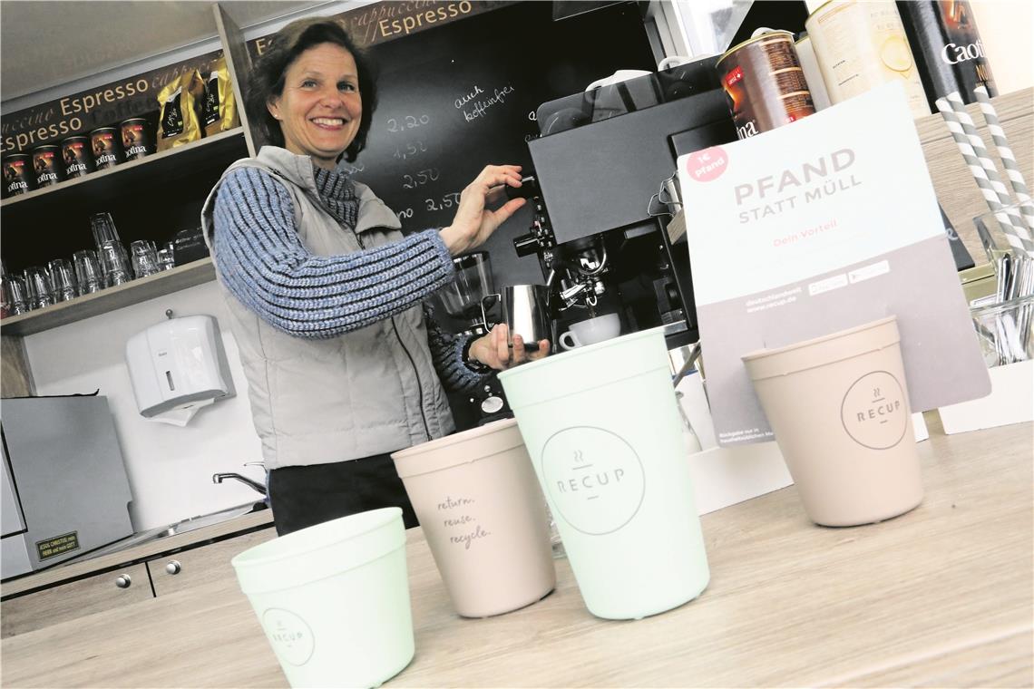 Mehrwegkaffeebecher mäßig erfolgreich Als Betreiberin eines kleinen Cafés möchte Kathrin Fischer größeren Cafés einen Anstoß geben, die Mehrwegbecher einzuführen. Foto: G. Habermann