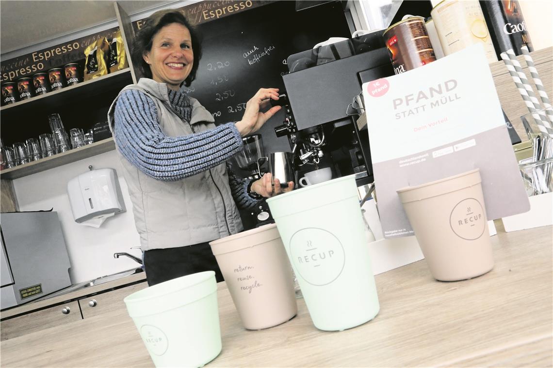 Als Betreiberin eines kleinen Cafés möchte Kathrin Fischer größeren Cafés einen Anstoß geben, die Mehrwegbecher einzuführen. Foto: G. Habermann