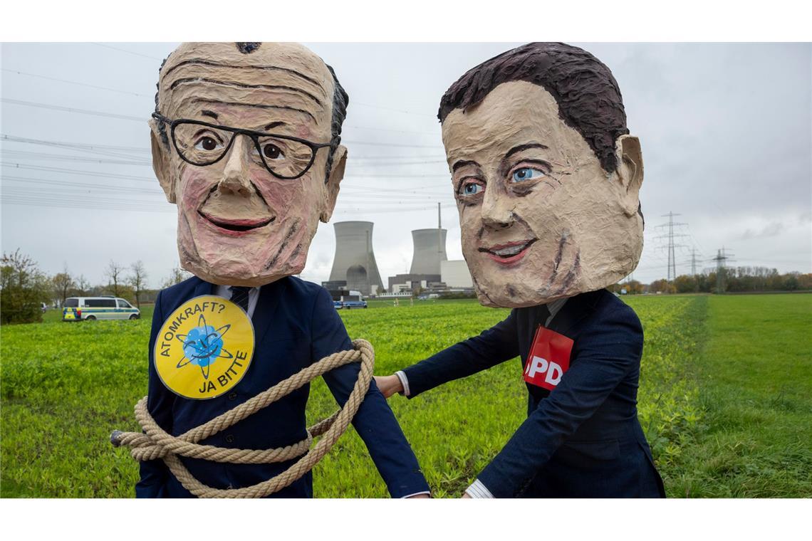 30.000 Menschen verfolgen Sprengung von AKW-Kühltürmen Als Bundeskanzler Friedrich Merz (l) und SPD-Vorsitzender Lars Klingbeil verkleidete Atomkraftbefürworter demonstrieren gegen die Sprengung.