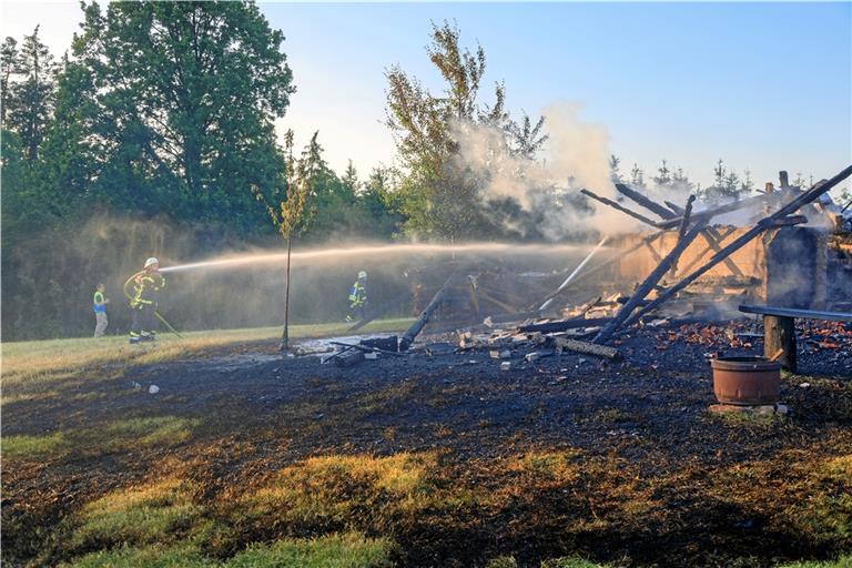 Als das Feuer gelöscht wurde, war von der Scheune schon nicht mehr viel übrig. Foto: Stefan Bossow 