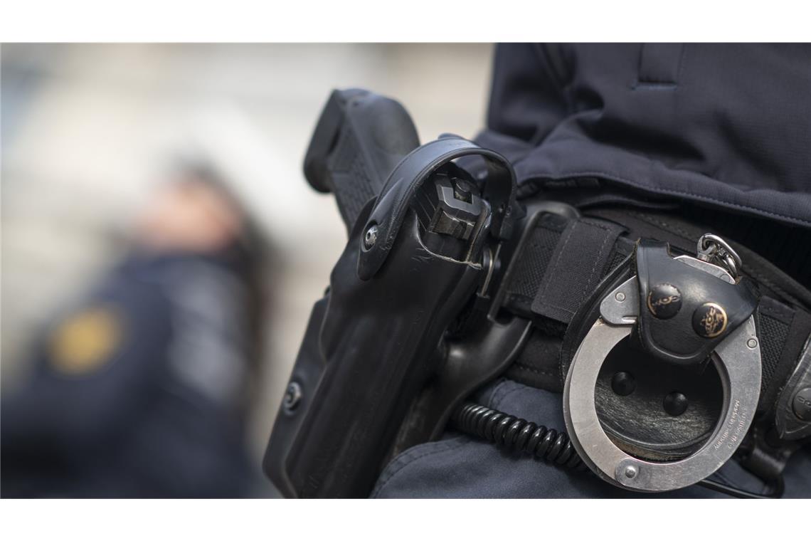 Als der Mann mit Messern bewaffnet auf die Polizisten zuging, schoss einer der Beamten. (Symbolbild)