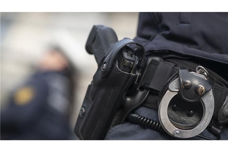 Als der Mann mit Messern bewaffnet auf die Polizisten zuging, schoss einer der Beamten. (Symbolbild)