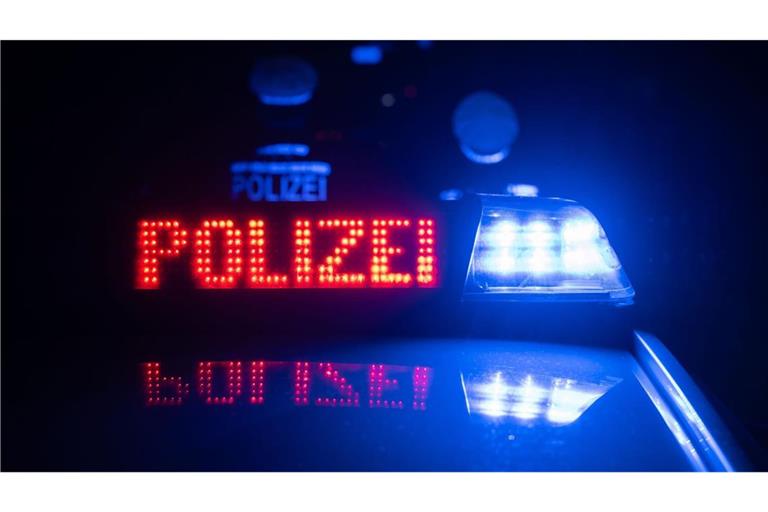 Als der Mann zu Boden ging, soll der Täter den Angaben nach auf ihn eingeschlagen haben. (Symbolbild)