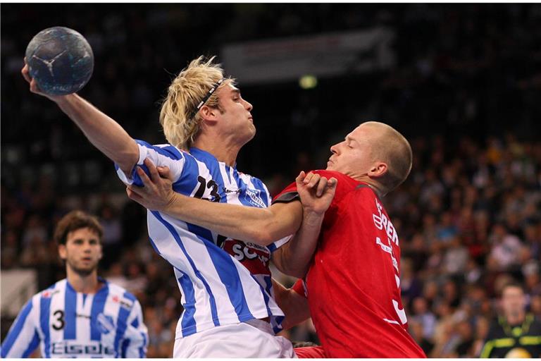 Als der TVB Stuttgart noch TV Bittenfeld hieß, spielte der TVB (links) gegen den Heimatverein (SG H2Ku, rechts) unseres Sportredakteurs in der 2. Bundesliga. Und ja: Manchmal tut Handball auch weh.