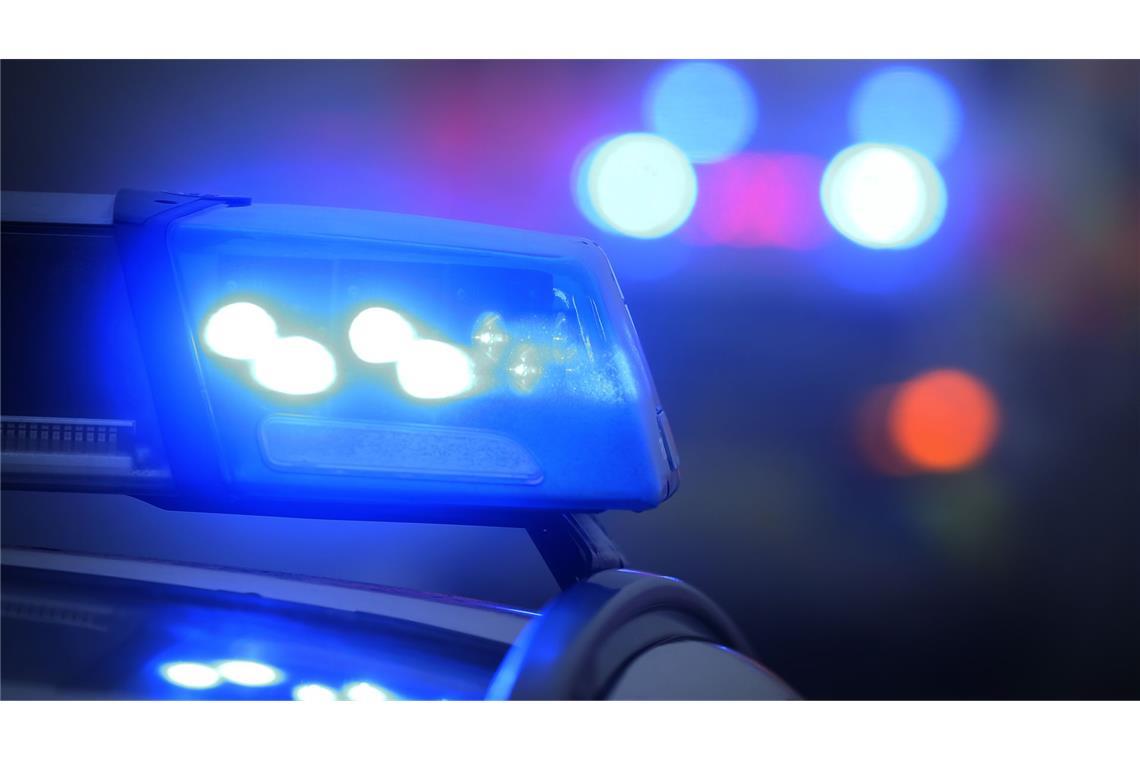 Als die Beamten die Geschwindigkeit drosselten, sei der 18-Jährige aufgefahren und gestürzt (Symbolbild).