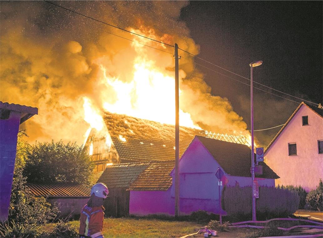 Als die Feuerwehr am Einsatzort ankommt, brennt die ausgebaute Scheune schon lichterloh.