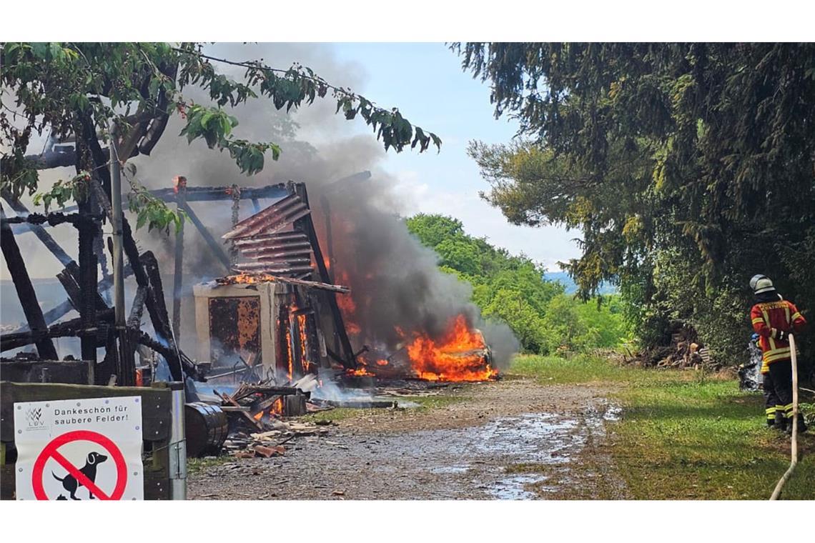 Als die Feuerwehr eintraf, brannte die Scheune bereits lichterloh.