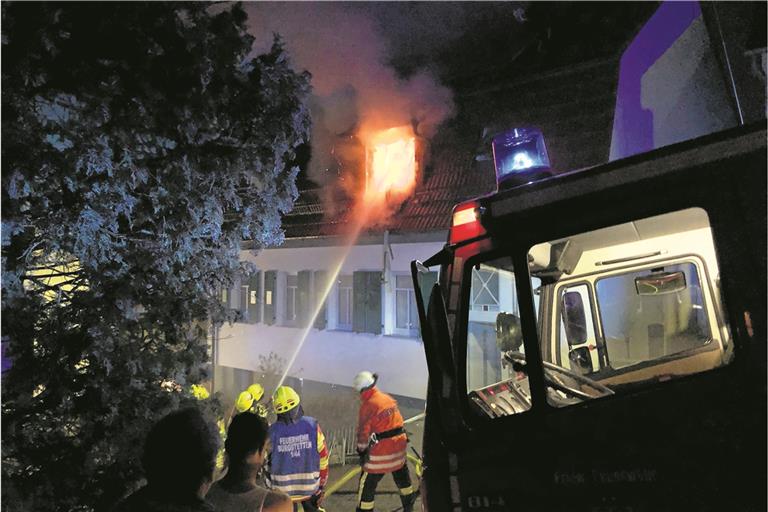 Als die Feuerwehr eintrifft, schlagen Flammen aus dem Dachgeschoss.Foto: 7Aktuell