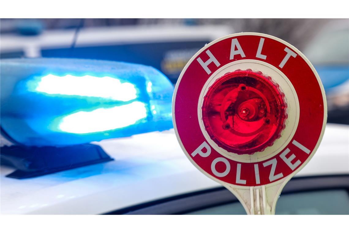 Als die Polizei einen Autofahrer kontrollieren will, drückt dieser aufs Gas. (Symbolbild)