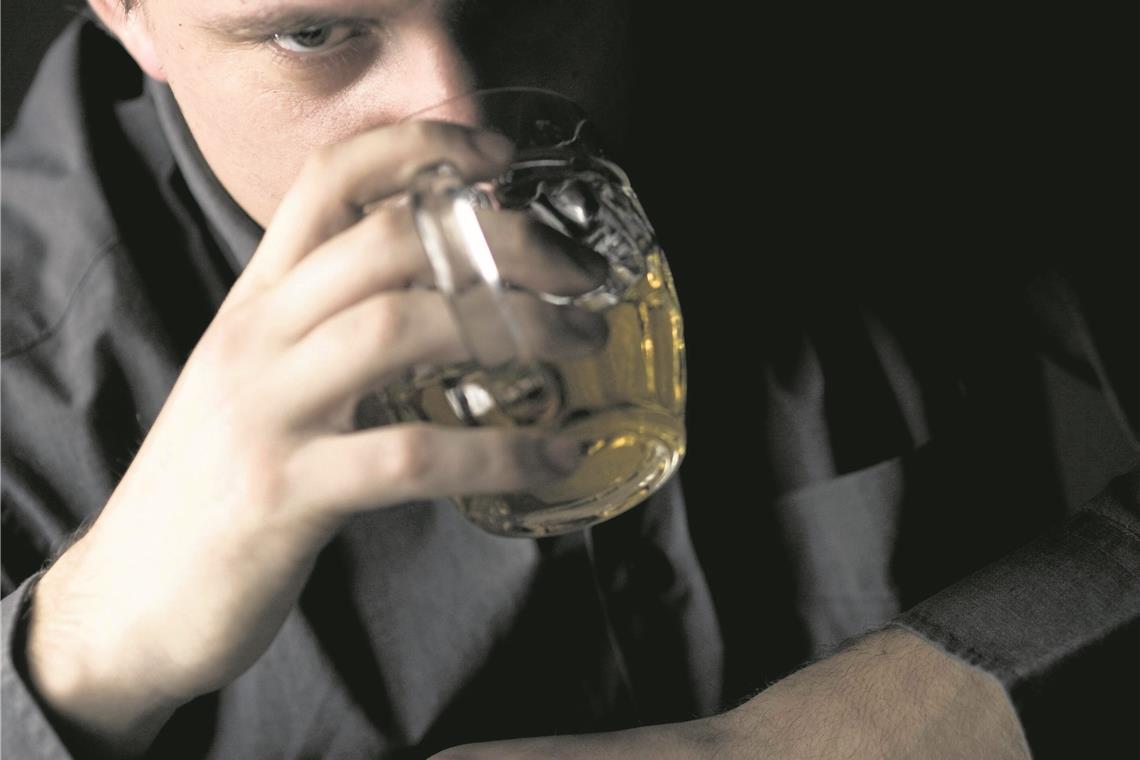 Dreiste Fahrer eines Schwertransportes Als die Polizisten den Konvoi wie geplant begleiten wollten, mussten sie feststellen, dass zwei Fahrer des Konvois zu tief ins Glas geschaut hatten. Foto: Stock-Adobe