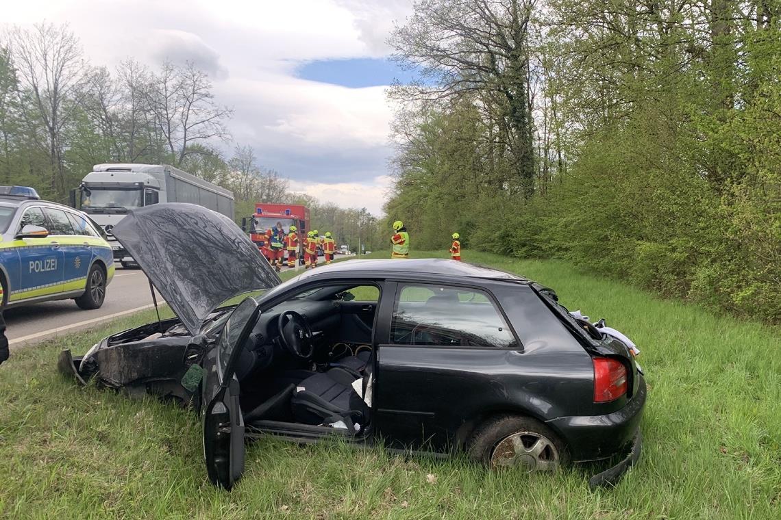 Als die Rettungskräfte am Dienstagmittag einen Audi vorfanden, der sich offensichtlich überschlagen hatte, fehlte vom Fahrer jede Spur. Stunden später stellte sich heraus, dass der Fahrer zuvor seine Lebensgefährtin getötet hatte. Offensichtlich war er auf dem Weg zum Tatort zurück.