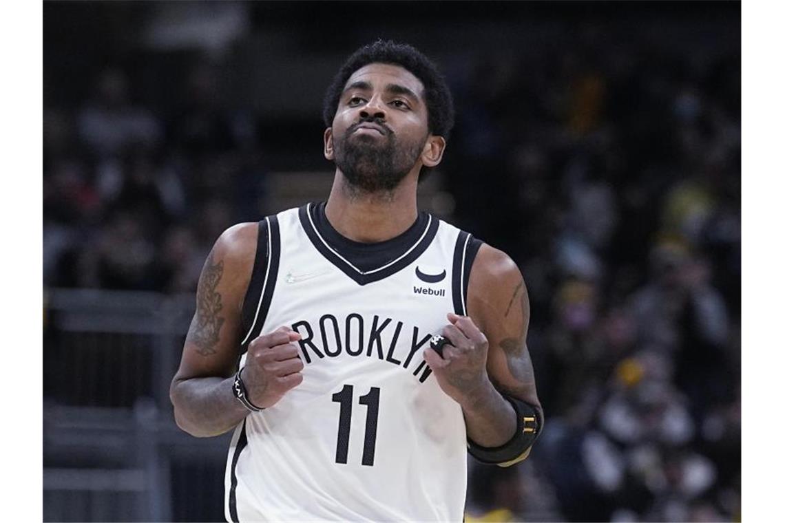 Djokovic, Kimmich & Co: Impfskeptiker im Leistungssport Als einer der wenigen ungeimpften NBA-Profis wurde Kyrie Irving für den Saisonbeginn von den Brooklyn Nets ausgeschlossen. Foto: Darron Cummings/AP/dpa