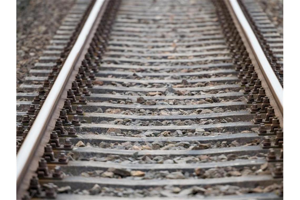Deutsche Bahn plant Ausstieg aus Glyphosat bis Ende 2022 Als Ersatz für den Kampf gegen Unkraut will die Deutsche Bahn künftig auf Heißwasser, elektrischen Strom und UV-Licht setzen. Foto: Patrick Pleul/zb/dpa