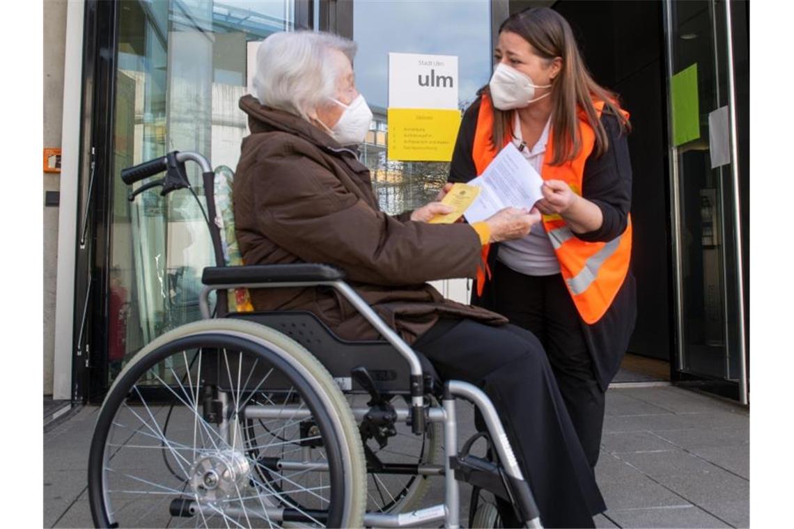 Impfaktion für über 80-Jährige in Ulm gestartet Als erste Stadt im Südwesten hat Ulm mit der Vor-Ort-Impfaktion für über 80-Jährige begonnen. Foto: Stefan Puchner/dpa