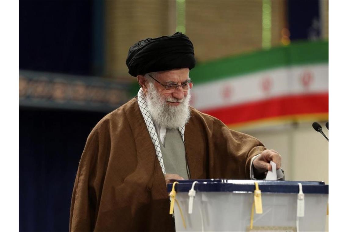 Konservative und Hardliner führen bei Parlamentswahl im Iran Als erster wählte - wie immer - Irans Oberster Führer, Ajatollah Ali Chamenei. Foto: Office of the Iranian Supreme Leader/dpa