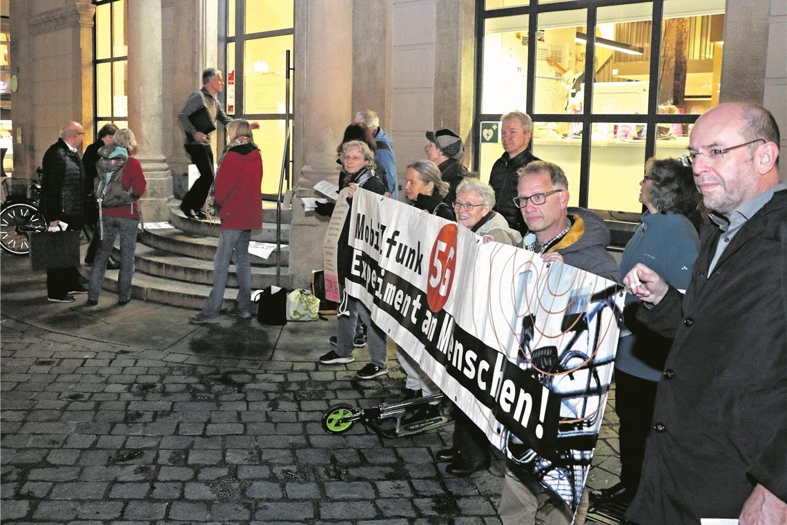 Als „Experiment am Menschen“ haben Mobilfunkgegner und -kritiker im Rahmen einer kleinen Demonstration den geplanten 5-G-Ausbau kritisiert und gegen die Freigabe städtischer Liegenschaften für Mobilfunkanlagen protestiert. Foto: R. Steinemann