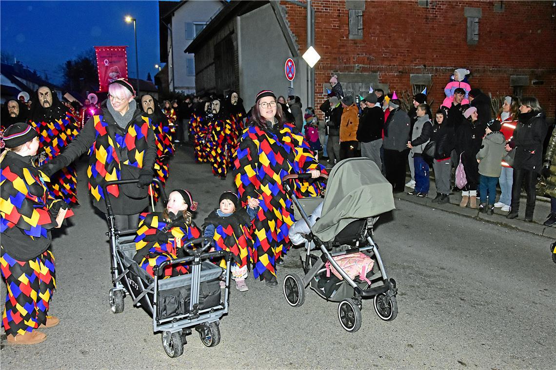 Als Gastgeber beginnt die 1. Narrenzuft Auenwald an der Spitze den Umzug um kurz...