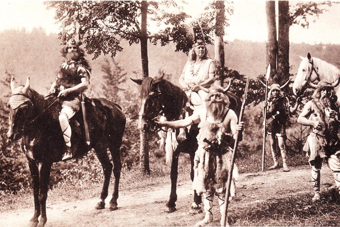 Als Germanen und Römer verkleidet zogen die Laiendarsteller im Festzug von der Stadt bis zum Römersee. Fotos: privat