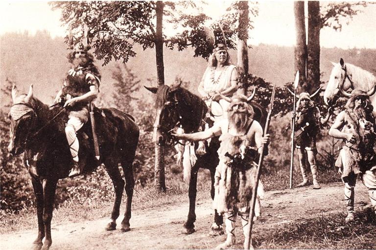 Als Germanen und Römer verkleidet zogen die Laiendarsteller im Festzug von der Stadt bis zum Römersee. Fotos: privat