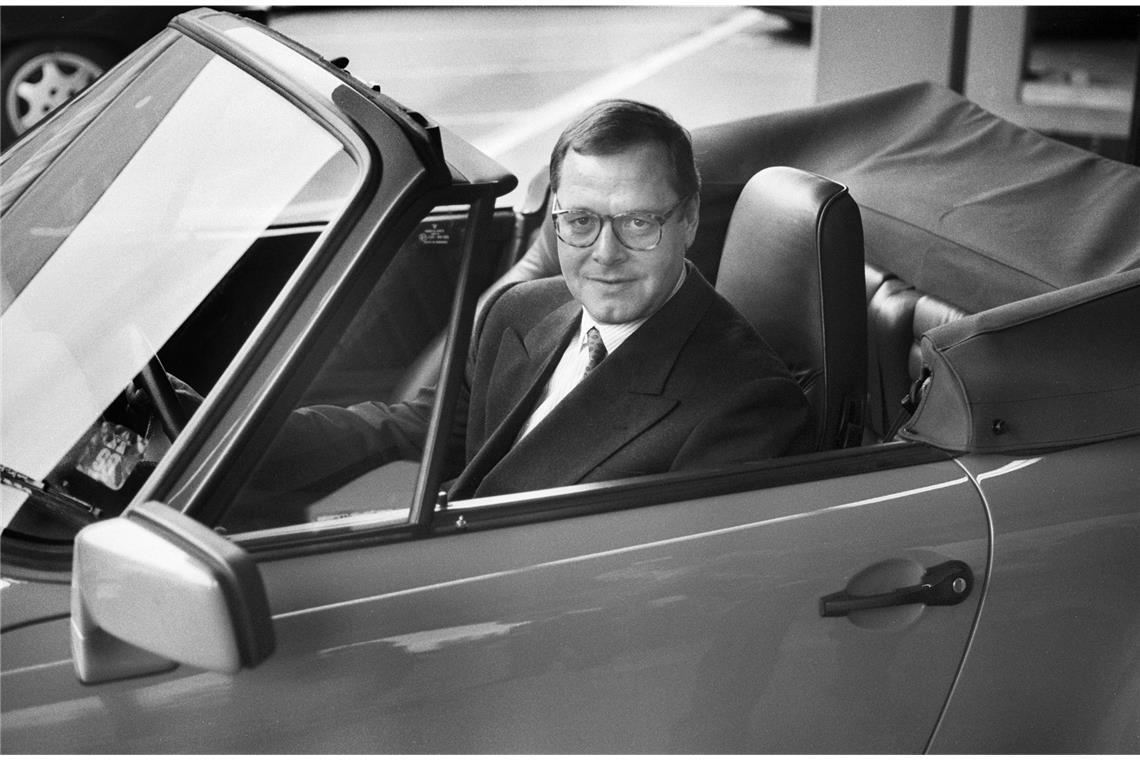 Der neue Porsche-Chef und seine Vorgänger – die Fotos der Mächtigen Als Heinz Branitzki in den Ruhestand geht, übernimmt Arno Bohn von 1990 bis 1992 den Posten, ein vormaliger Manager der Computerfirma Nixdorf. Die Firma befindet sich in schwerem Fahrwasser. Porsche verkauft weniger Autos und die Kosten für den Viertürer 989, der nie in Serie geht, belasten die Bilanz.