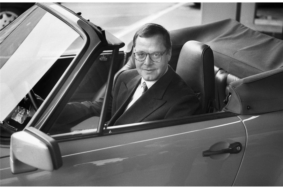 Als Heinz Branitzki in den Ruhestand geht, übernimmt  Arno Bohn von 1990 bis 1992 den Posten, ein vormaliger Manager der Computerfirma Nixdorf. Die Firma befindet sich in schwerem Fahrwasser. Porsche verkauft weniger Autos und die Kosten für den Viertürer 989, der nie in Serie geht,  belasten die Bilanz.