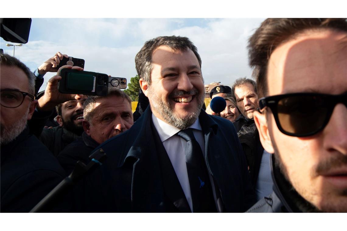 Italiens Vize-Regierungschef Salvini freigesprochen Als Innenminister hatte er das Flüchtlingsschiff "Open Arms" wochenlang daran gehindert, Migranten an Land zu bringen.
