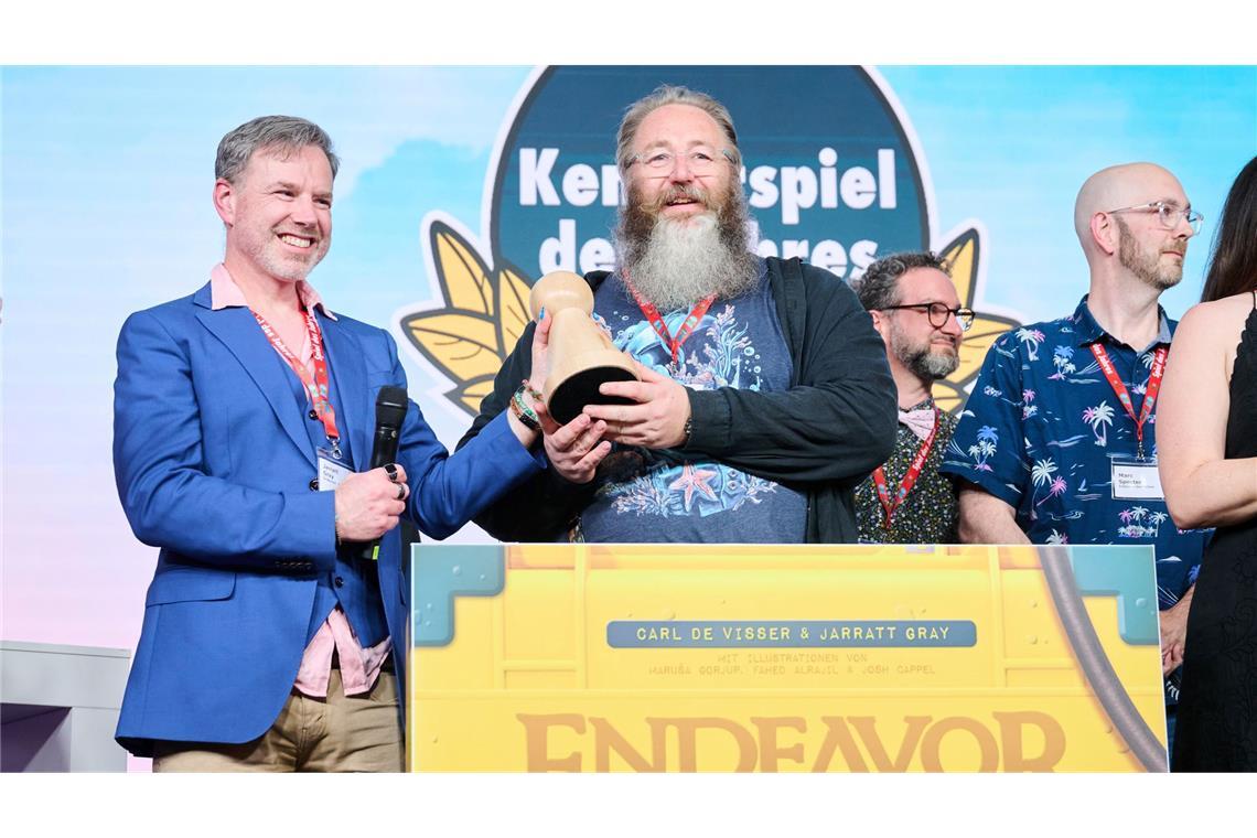 Zusammen zittern: "Bomb Busters" ist "Spiel des Jahres" 2025 Als "Kennerspiel des Jahres" wurde "Endeavor: Die Tiefsee" von Carl de Visser (2.v.l.) und Jarrat Gray (l) ausgezeichnet.