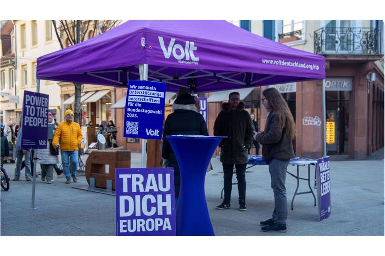 Als Kleinpartei muss Volt Unterschriften sammeln, um zu Wahlen zugelassen zu werden.