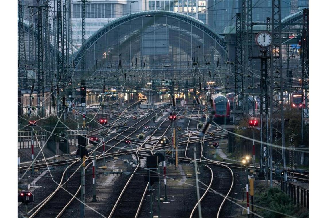 Als Kopfbahnhof verursacht der Frankfurter Hauptbahnhof bislang häufig Verspätungen mit bundesweiten Auswirkungen. Foto: Frank Rumpenhorst/dpa