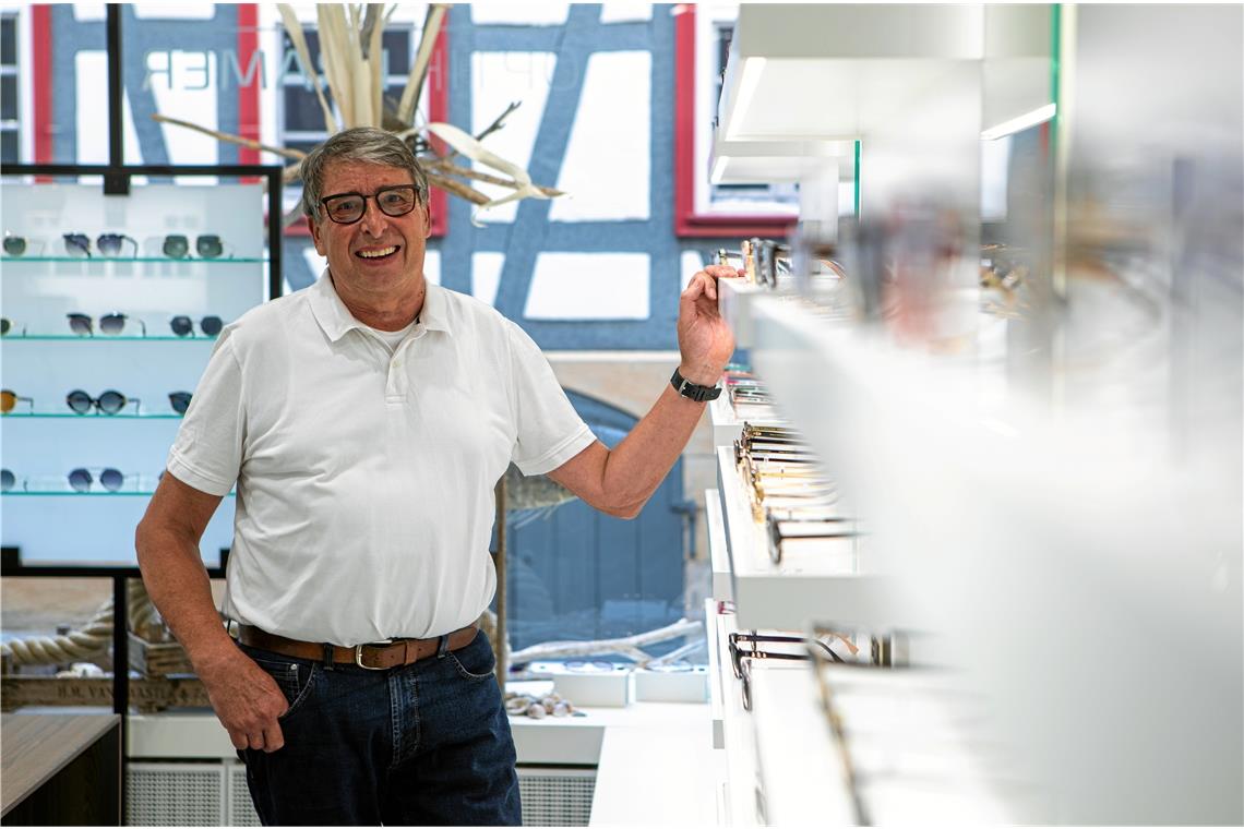 Nach 48 Arbeitsjahren in den Ruhestand Als Lehrling vor fast 50 Jahren hat Alfred Wichmann 280 Mark verdient und Gläser von Hand geschliffen und Scharniere noch gelötet. Foto: A. Becher