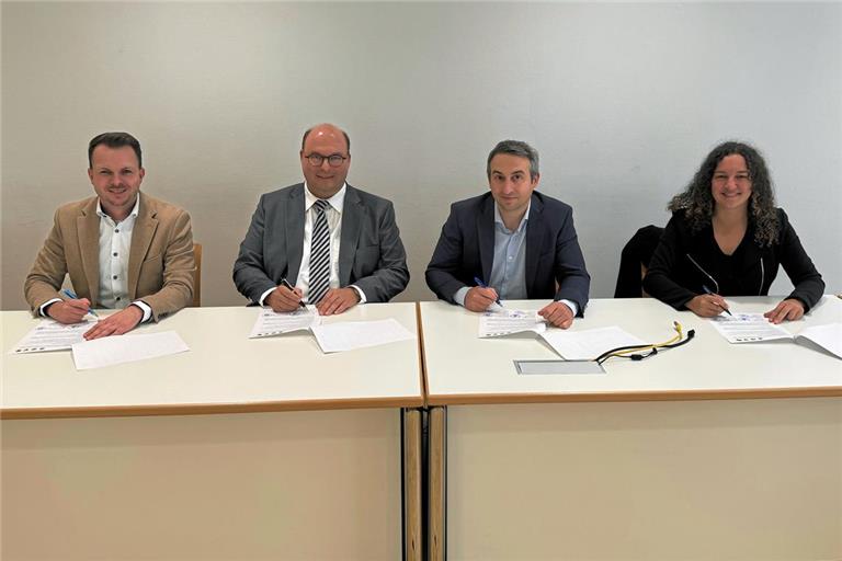 Als letzter Schritt folgte die Unterzeichnung (von links) mit Bürgermeister Kevin Dispan (Großerlach), Bürgermeister Armin Mößner (Murrhardt), Bürgermeister Max Schäfer (Spiegelberg) und Bürgermeisterin Veronika Franco Olias (Sulzbach). Foto: Stadtverwaltung Murrhardt
